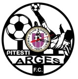 Ceas de perete decorativ realizat din disc de vinil, Model FC Arges Pitesti, Fotbalist in Foarfeca si Mingi, Text Pitesti Arges F.C., Negru, 30 cm