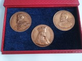 grup trei medalii bronz , REGII SI REGINELE ROMANIEI , Diametru 50 mm .Superbe.In caseta albastra .gravura excelenta .
