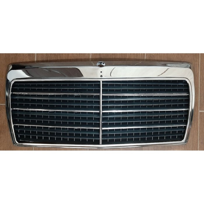 Grila radiator, masca fata Mercedes Clasa E W124 1984-1992, parte montare centrala, crom/negru cu 7 bars, 5014050Q, Aftermarket CU MICI DEFECTE DE FA