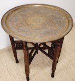 Superbă masuta in stil oriental de dimensiuni mari cu blat din alama gravat integral manual ,picior pliabil cu elemente din os și sculptură