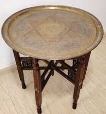 Superbă masuta in stil oriental de dimensiuni mari cu blat din alama gravat integral manual ,picior pliabil cu elemente din os și sculptură