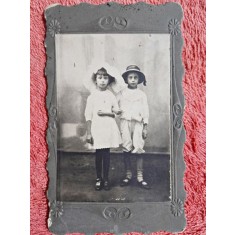 Fotografie tip CDV, doi copii, inceput de secol XX