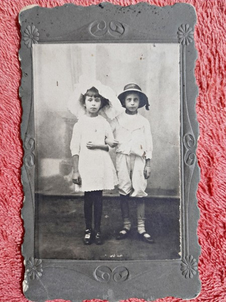 Fotografie tip CDV, doi copii, inceput de secol XX