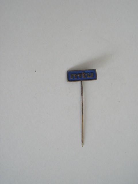 QW9 L 61 - insigna - tematica simboluri - inscriptia MTU