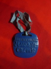 Insigna - Targul de la Dresda - Firma Haushalz Chemie ,plastic , L= 3,5 cm