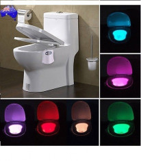 Lampa cu LED si lumina multicolora ideala pentru iluminatul WC-ului pe timp de noapte foto