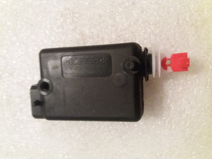 Actuator / Motoras capota portbagaj Logan Sandero Duster 7700712901. Nou Renault