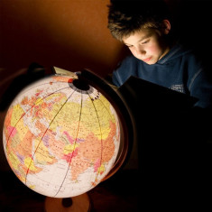 Glob geografic iluminat 32 cm, harta politica, fus orar, suport lemn foto
