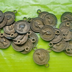 F396-Lot 29 medalioane mici Regina Angliei Elisabeta a 2 a metal diam. 1,8 cm.