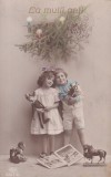 Portret infantil cu un baiat si o fata pozand intr-un decor festiv de iarna