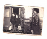 Foto mica personaje in tren CFR, fara identificare, stare buna, Alb-Negru, Romania 1900 - 1950, Transporturi