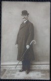 Fotografie tip Carte Postala, Barbat cu palarie si baston, perioada interbelica