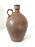 Vas ceramic vintage din gresie, lucrat manual, formă tradițională cu toartă, glazură brună naturală, piesă decorativă colecție