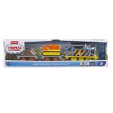 THOMAS LOCOMOTIVA MOTORIZATA ECHIPA PE SANTIER THOMAS AND TERENCE CU 2 VAGOANE, Mattel