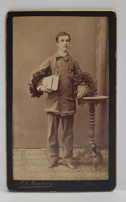 FOTOGRAFIE C.D.V. , STUDIO P.T. FACIROV , BUCURESTI , ELEV CU CUNUNI DE LAURI , SFARSITUL SEC. XIX foto