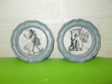 Cumpara ieftin Doua farfurioare DECORATIVE din ZINC si PORTELAN , caricaturi SCENE de TAVERNA