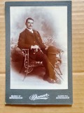 H436-CDV Foto Cabinet de epoca SPENCER Birmingham Anglia- Domn pe fotoliu cu baston anii 1900 carton gros stare foarte buna, marimi: 17/11 cm.