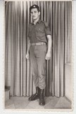 QW18 41 - Fotografie foarte veche - tanar militar in uniforma - anul 1969, Alb-Negru, Romania de la 1950