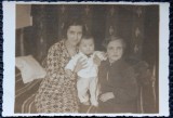 Fotografie, tip Carte Postala, Mama cu fetita si un bebelus, 1937