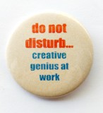 Insigna metalica Do not disturb
