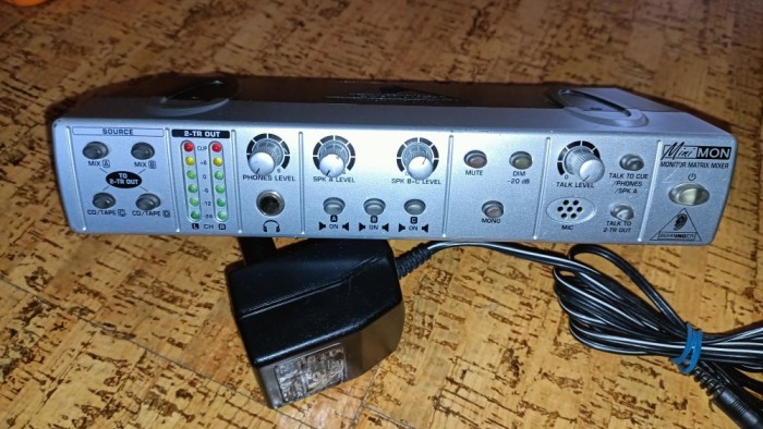 MIXER BEHRINGER MINI-MON Ultra-Compact Stereo Monitor Matrix Mixer with Talkback MiC