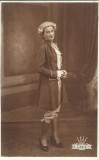 P2919N Femeie &icirc;n haine bărbătești de secol al XVIII-lea, cu lornion, 1939, studio Select Cristescu, Călărași
