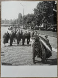 Depunerea unei coroane la parada 23 august 1984// fotografie, Romania 1900 - 1950, Portrete