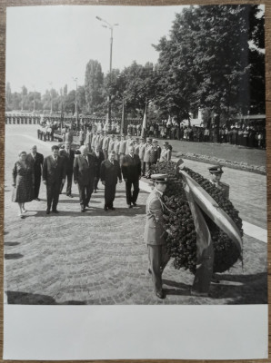 Depunerea unei coroane la parada 23 august 1984// fotografie foto