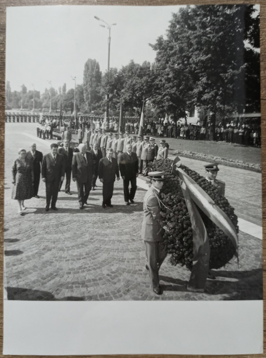 Depunerea unei coroane la parada 23 august 1984// fotografie