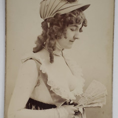 FOTOGRAF FELIX NADAR , PARIS , DOAMNA CU EVANTAI , FOTOGRAFIE TIP CABINET , SFARSITUL SEC. XIX