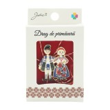 Brosa mica in cutie cosulet tineri traditionali