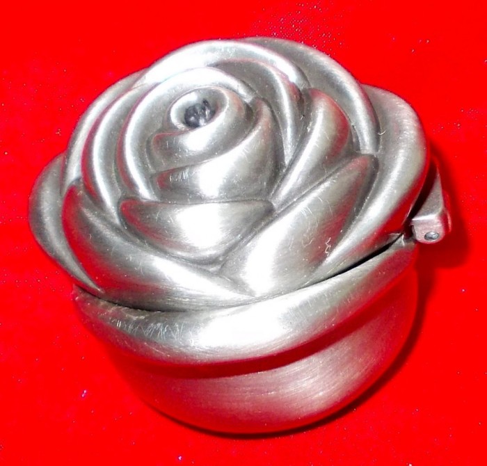 SUPERBA CUTIE METALICA PENTRU BIJUTERII IN FORMA DE TRANDAFIR !!!