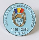 INSIGNA ZIUA VETERANILOR DE RAZBOI DIN ROMANIA 1990 2015 29 APRILIE CU PINI SI CAPSE METAL ALB VETERAN ARMATA MApN MFA ( CITITI DESCRIEREA )