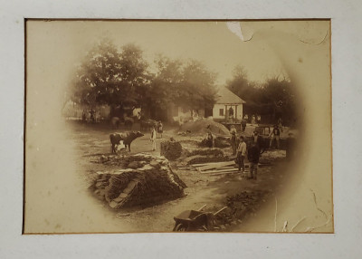 TARANI MUNCIND LA FABRICAREA TIGLEI SI A CARAMIZILOR IN MARGINE DE SAT , FOTOGRAFIE , CCA. 1900 foto