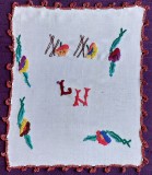 Mileu floral cu broderie aplicata si margini crosetate, cusatura vintage de mana, vechime 60 ani, 34 x 42 cm