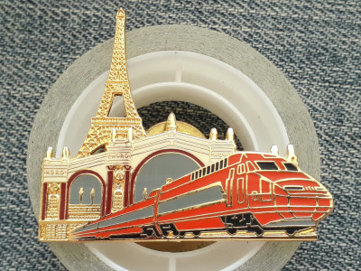 Insigna tren TGV Franta ,Turnul Eiffel / locomotiva , gara /pin transport Paris foto