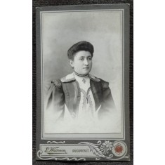 Fotografie tip CDV, femeie cu coc, 1906