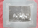 Fotografie pe carton, prieteni la picnic, perioada interbelica