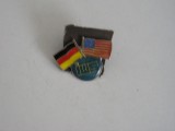 QW9 N3 23 - insigna - steaguri - Germania - SUA - inscriptia IWS, Europa