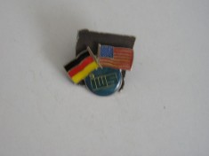 QW9 N3 23 - insigna - steaguri - Germania - SUA - inscriptia IWS