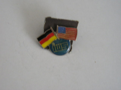 CM3 N3 23 - insigna - steaguri - Germania - SUA - inscriptia IWS foto