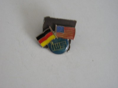 QW9 N3 23 - insigna - steaguri - Germania - SUA - inscriptia IWS foto