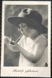 Fotografie tip Carte Postala, Fetita aprinzand o pipa, perioada interbelica