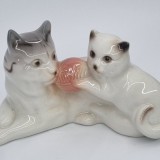 Pisica cu pui si ghem - bibelou portelan romanesc vintage