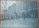 Fotografie tip carte postala, necirculata, M.S. Regele si Regina, generalul Berthelotn in dreptul Universitatii, 1918