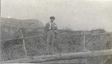 P2585N Bărbat pe punte făcută dintr-un singur buștean, Rom&acirc;nia, 1928