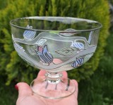 VAS DIN STICLA VINTAGE PE PICIOR CENTRAL CU MODEL FLORAL LUCRAT MANUAL
