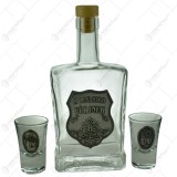 Set sticla decorativa cu doua pahare tip shot &ndash; Design cu placuta metalica inscriptionata &bdquo;A legjobb ferjnek&rdquo;