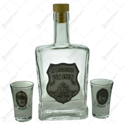 Set sticla decorativa cu doua pahare tip shot &amp;ndash; Design cu placuta metalica inscriptionata &amp;bdquo;A legjobb ferjnek&amp;rdquo; foto