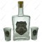 Set sticla decorativa cu doua pahare tip shot &ndash; Design cu placuta metalica inscriptionata &bdquo;A legjobb ferjnek&rdquo;
